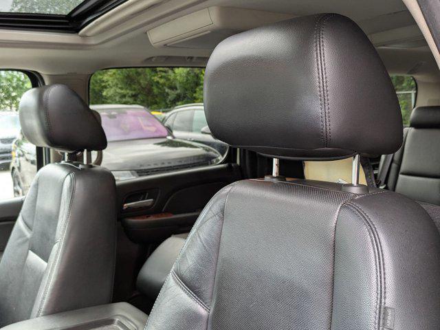 Photo of 2014 White Diamond Tricoat Chevrolet Suburban