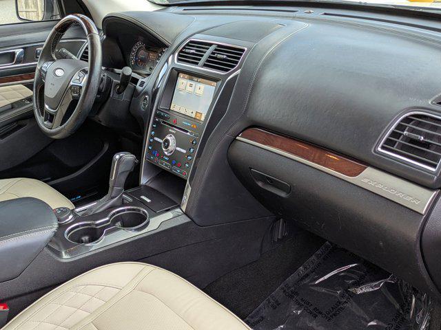 Photo of 2017 White Platinum Metallic Tri-Coat Ford Explorer