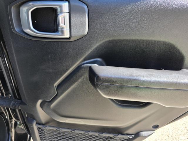 Photo of 2021 Black Clearcoat Jeep Gladiator