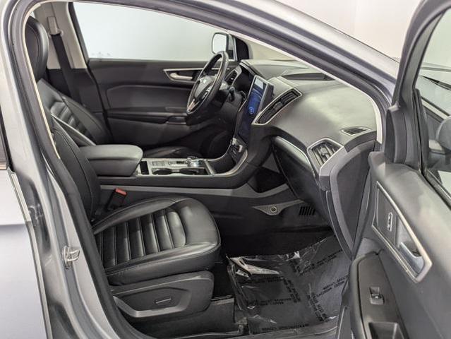 Photo of 2022 Silver Metallic Ford Edge