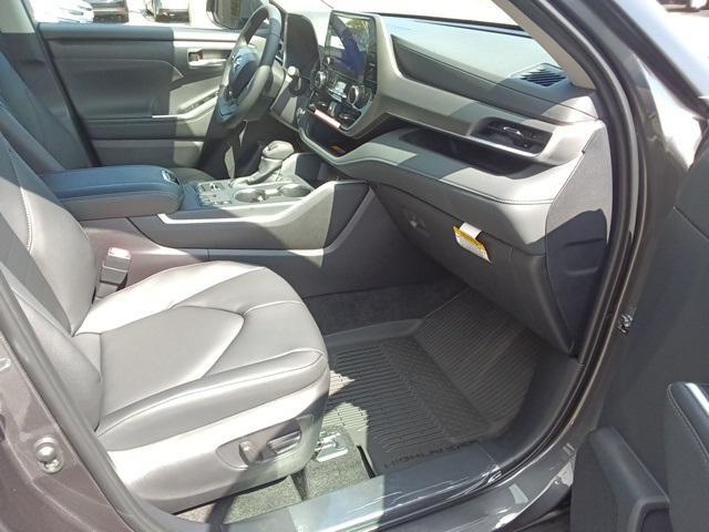 Photo of 2025 Gray Toyota Highlander