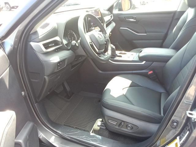 Photo of 2025 Gray Toyota Highlander