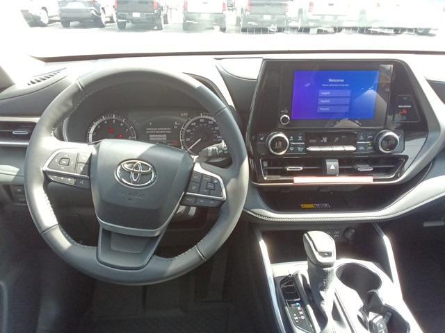 Photo of 2025 Gray Toyota Highlander
