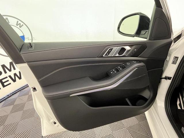 Photo of 2023 Mineral White Metallic BMW X5
