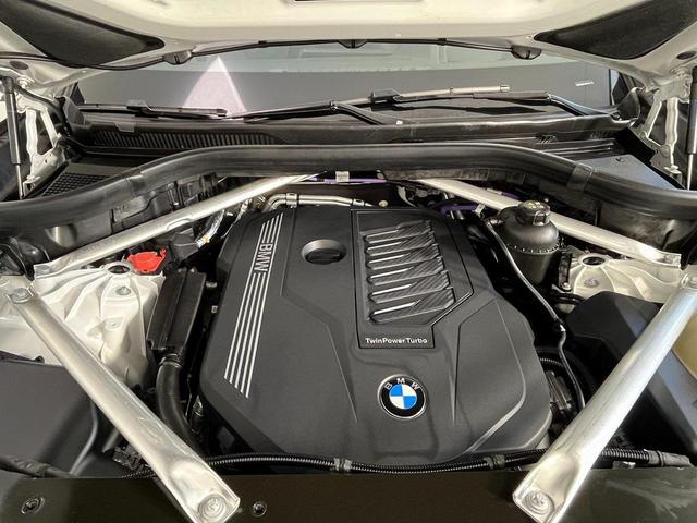 Photo of 2023 Mineral White Metallic BMW X5