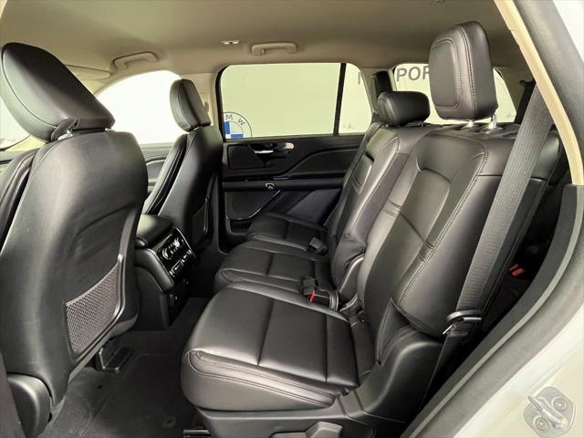 Photo of 2023 Pristine White Metallic Tri-Coat Lincoln Aviator