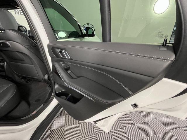 Photo of 2024 Mineral White Metallic BMW X5