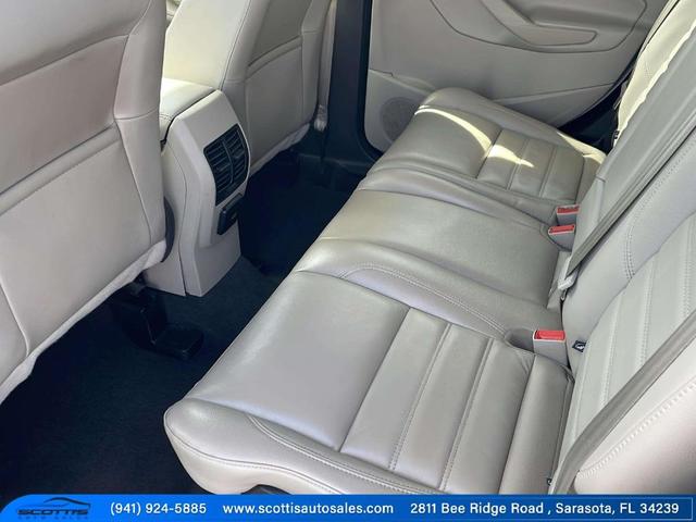 Photo of 2018 White Gold Metallic Ford Escape