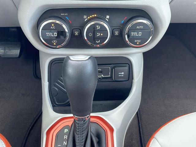 Photo of 2017 Alpine White Jeep Renegade
