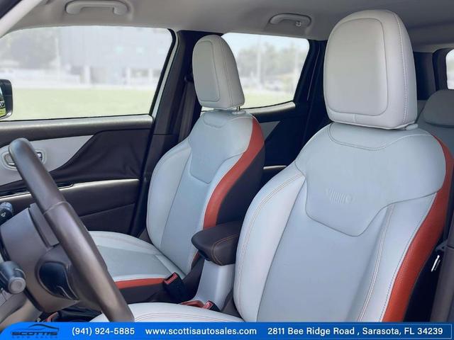 Photo of 2017 Alpine White Jeep Renegade