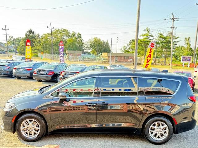 Photo of 2023 Brilliant Black Crystal Pearlcoat Chrysler Pacifica