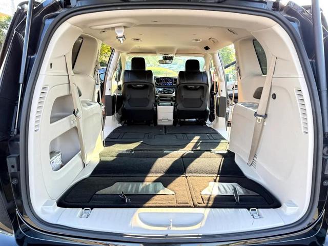 Photo of 2023 Brilliant Black Crystal Pearlcoat Chrysler Pacifica