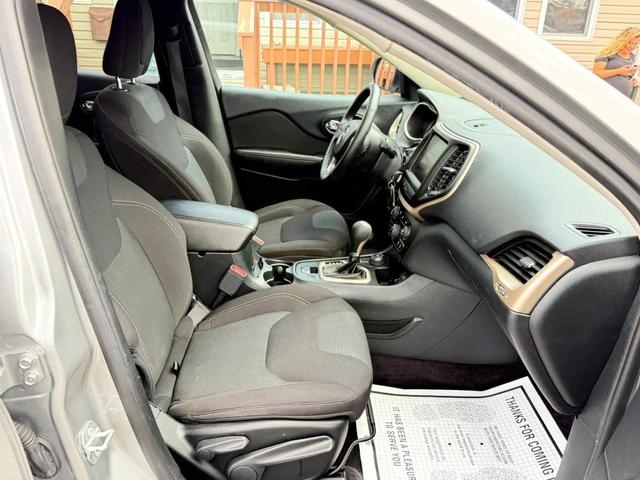 Photo of 2017 Granite Crystal Metallic Clearcoat Jeep Cherokee