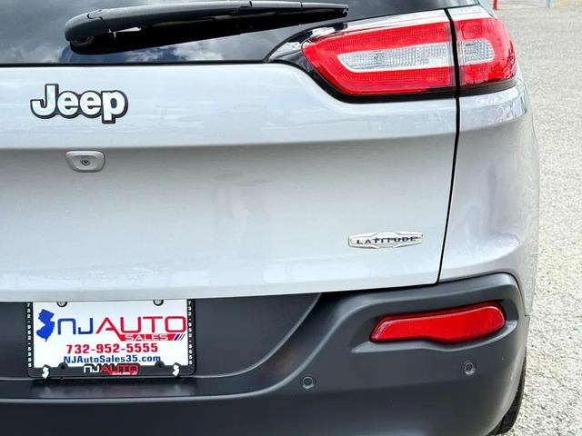 Photo of 2017 Granite Crystal Metallic Clearcoat Jeep Cherokee