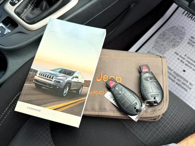 Photo of 2017 Granite Crystal Metallic Clearcoat Jeep Cherokee