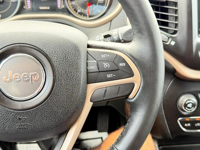 Photo of 2017 Granite Crystal Metallic Clearcoat Jeep Cherokee
