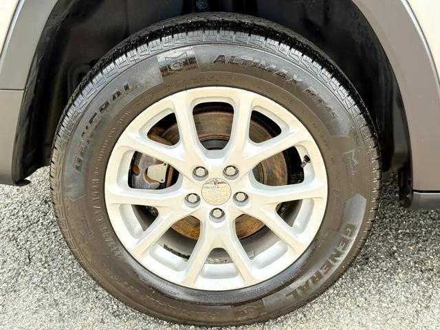 Photo of 2017 Granite Crystal Metallic Clearcoat Jeep Cherokee