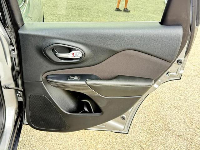 Photo of 2017 Granite Crystal Metallic Clearcoat Jeep Cherokee