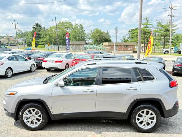Photo of 2017 Granite Crystal Metallic Clearcoat Jeep Cherokee