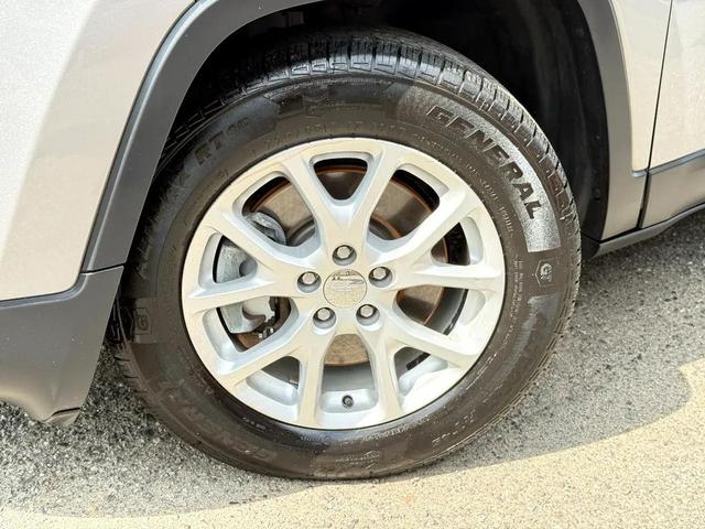 Photo of 2017 Granite Crystal Metallic Clearcoat Jeep Cherokee