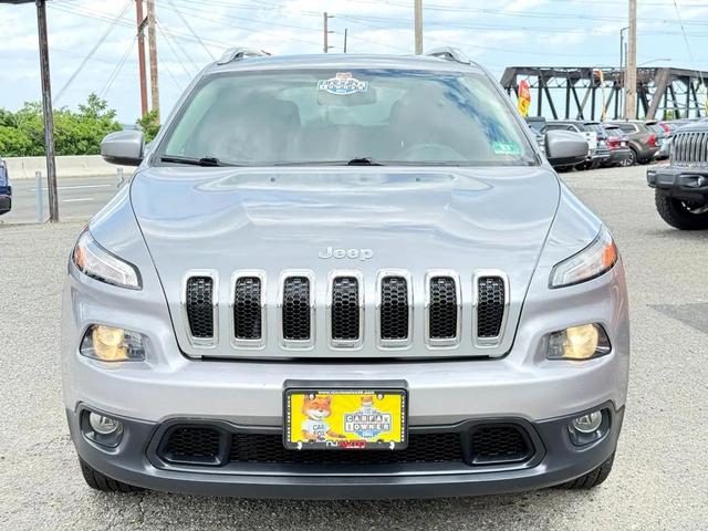 Photo of 2017 Granite Crystal Metallic Clearcoat Jeep Cherokee