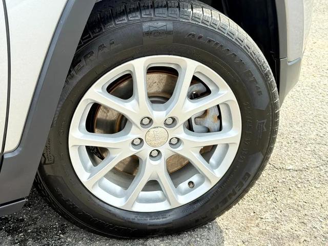 Photo of 2017 Granite Crystal Metallic Clearcoat Jeep Cherokee