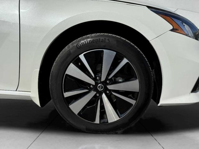 Photo of 2022 White Nissan Altima