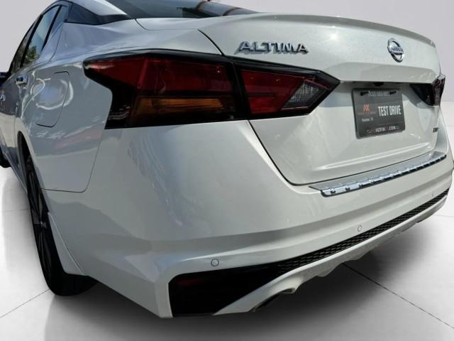 Photo of 2022 White Nissan Altima