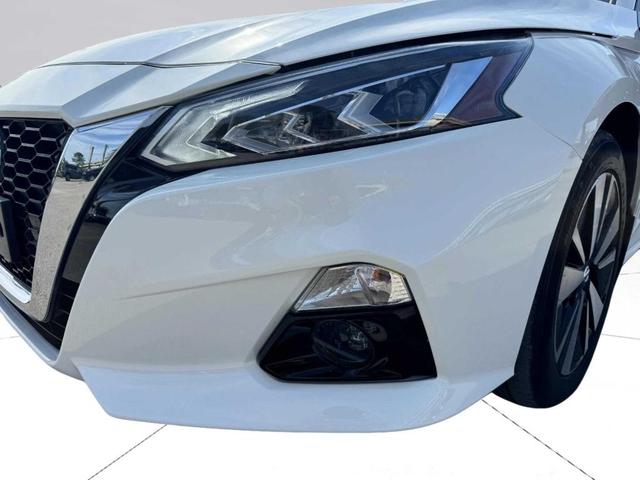 Photo of 2022 White Nissan Altima