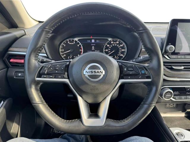 Photo of 2022 White Nissan Altima