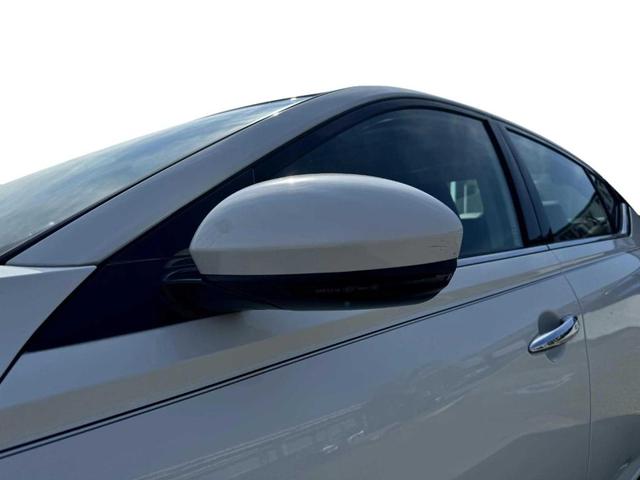 Photo of 2022 White Nissan Altima