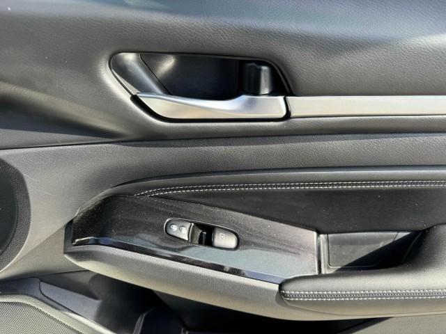 Photo of 2022 White Nissan Altima