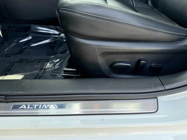 Photo of 2022 White Nissan Altima