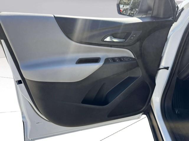Photo of 2018 Summit White Chevrolet Equinox