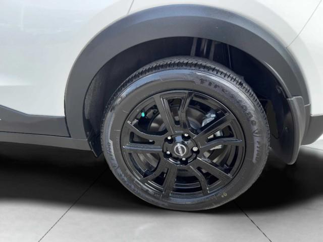 Photo of 2024 Aspen White Nissan Kicks