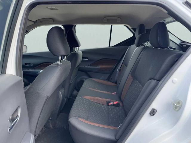 Photo of 2024 Aspen White Nissan Kicks