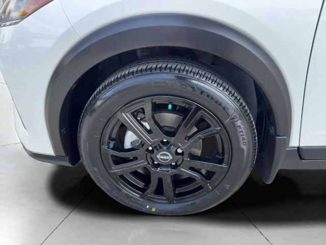 Photo of 2024 Aspen White Nissan Kicks