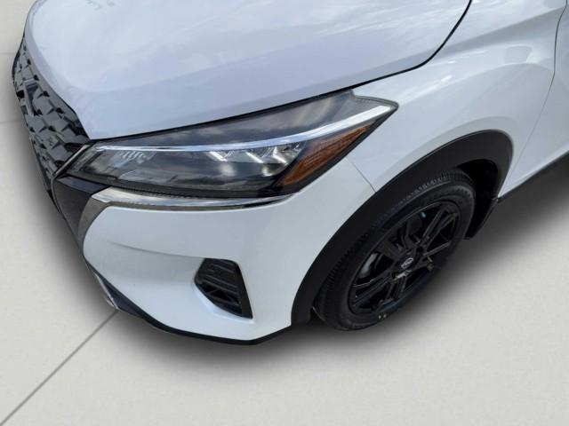 Photo of 2024 Aspen White Nissan Kicks