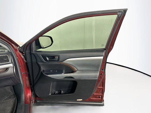 Photo of 2018 Ooh La La Rouge Mica Toyota Highlander