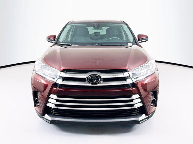 Photo of 2018 Ooh La La Rouge Mica Toyota Highlander