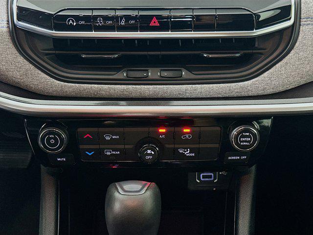 Photo of 2023 Diamond Black Crystal Pearlcoat Jeep Compass