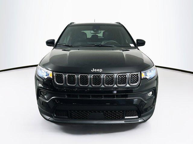 Photo of 2023 Diamond Black Crystal Pearlcoat Jeep Compass