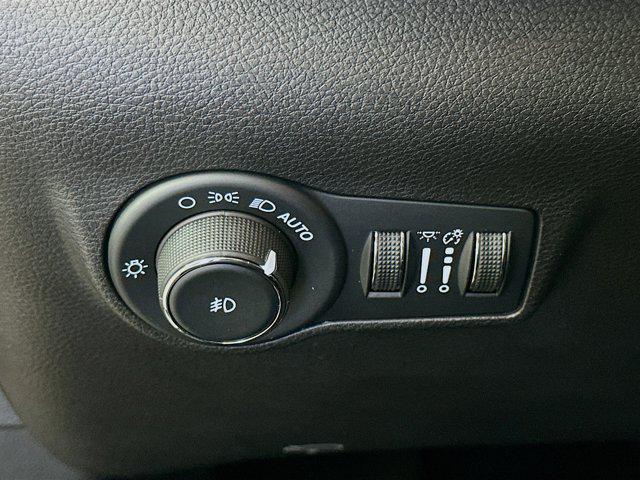 Photo of 2023 Diamond Black Crystal Pearlcoat Jeep Compass