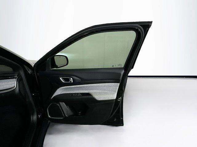Photo of 2023 Diamond Black Crystal Pearlcoat Jeep Compass