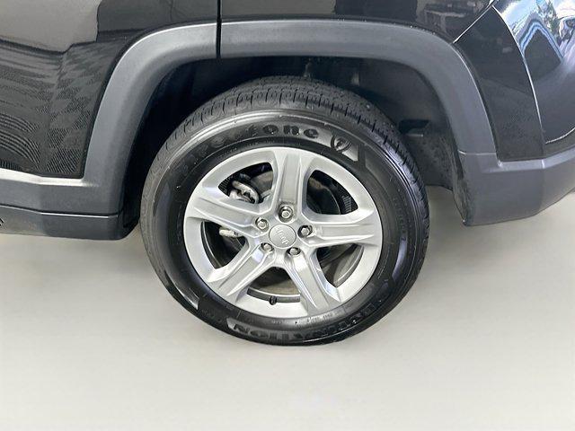 Photo of 2023 Diamond Black Crystal Pearlcoat Jeep Compass