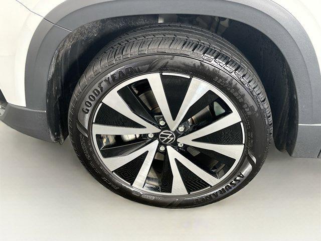 Photo of 2024 Pure White Volkswagen Taos