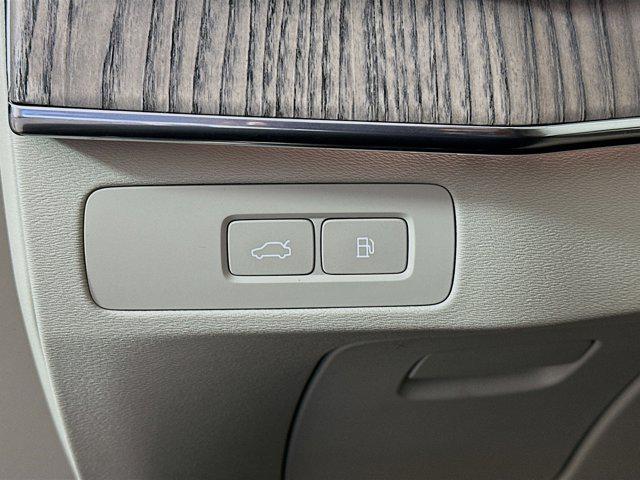 Photo of 2023 Crystal White Metallic Volvo XC90 Recharge Plug-In Hybrid