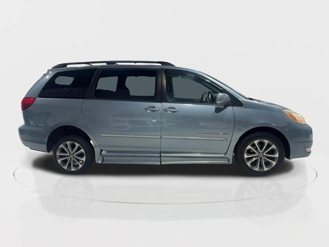 Photo of 2004 Blue Toyota Sienna