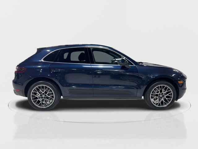 Photo of 2017 Blue Porsche Macan