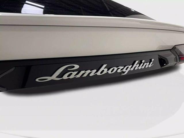 Photo of 2024 White Lamborghini Urus
